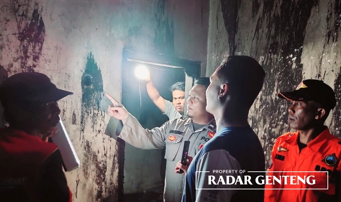 CEK: Anggota Polsek Kalibaru bersama anggota BPBD mengecek penyebab kebakaran di rumah milik Achmad Baihaki di Dusun Barurejo, Desa Kalibaru Manis, Kecamatan Kalibaru pada Selasa (4/7) petang.