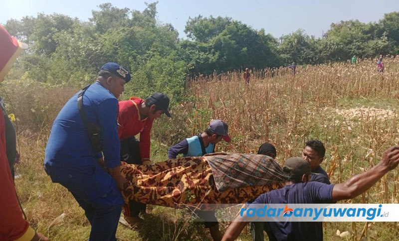 DIGOTONG: Jenazah Masdur, 57, warga Tanjung Banong, Desa Tanjung Kamal, Kecamatan Mangaran, dievakuasi dari tepi pantai tidak jauh dari rumahnya pukul 11.30, Kamis (6/7).