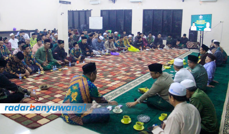 TASYAKURAN: Pengurus MWCNU se-Banyuwangi mengikuti acara selametan di aula kantor PCNU Banyuwangi, Rabu malam (6/7).