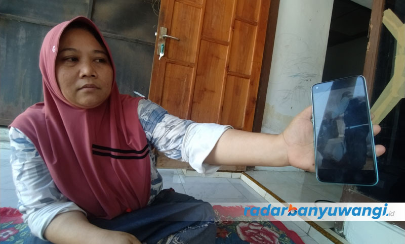 KENANGAN: Hj Dika menunjukkan gambar orang tuanya saat mendapat perawatan dari dokter di Kantor Kesehatan Haji Indonesia di Makkah, Kamis (6/7).