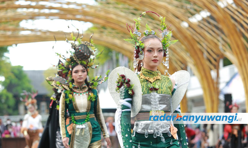 BERBARIS: Peserta Ethno Wear menampilkan beragam kostum di Lorong Bambu depan Gesibu Blambangan pada Rabu (5/7).