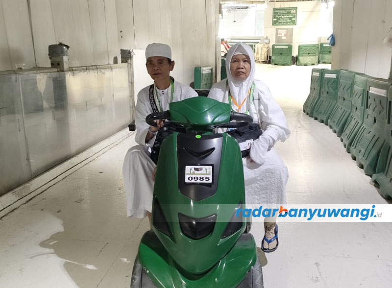 KAPASITAS DUA ORANG: Suwarto Haye Mutaram dan istri naik skuter listrik ketika melaksanakan sai beberapa waktu lalu.