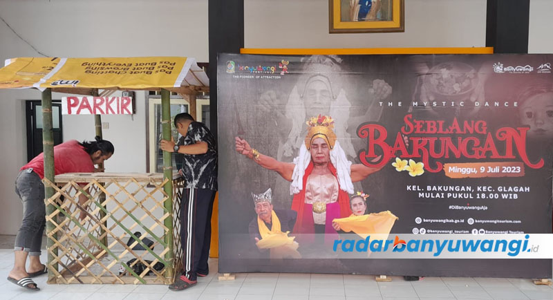 PERSIAPAN: Panitia penyelenggara Seblang Bakungan mulai melakukan persiapan di lokasi penyelenggaraan tradisi seblang di Kelurahan Bakungan, Kecamatan Glagah, Kamis (6/7).