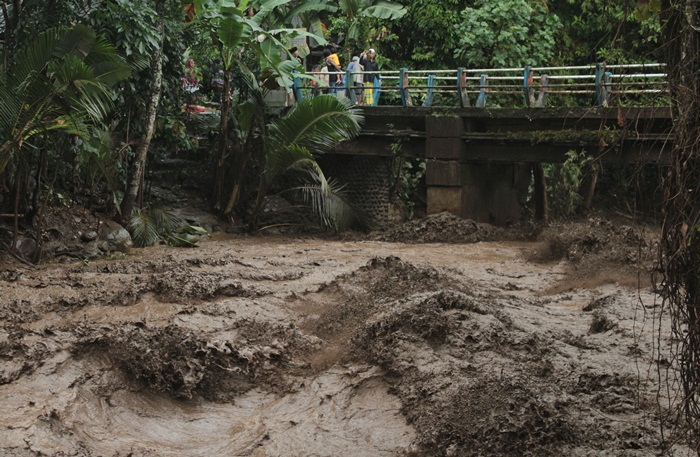 BERWARNA COKELAT: Debit air Sungai Kalisetail di  Dusun Krajan, Desa/Kecamatan Sempu meningkat dengan membawa materialsejak Jumat (7/7) pagi.