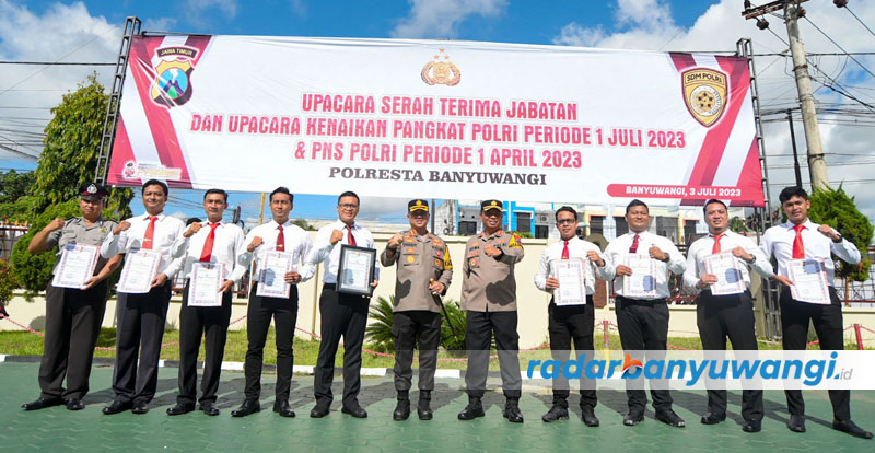 DAPAT REWARD: Anggota Satreskrim berfoto bersama dengan Kombespol Deddy Foury Millewa di halaman Mapolresta Banyuwangi, Selasa (4/7).