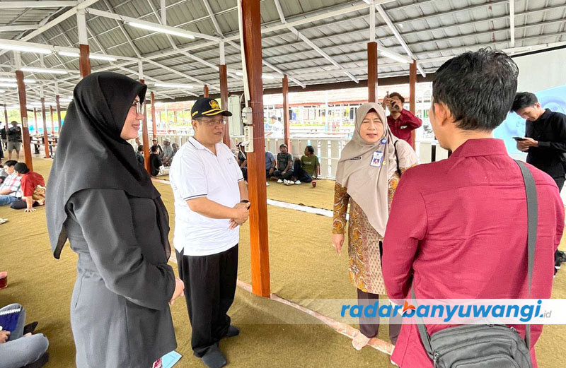 MULAI BERUBAH: Alief Rachman Kartiono (baju putih) dan Dwi Handayani (baju hitam) berkoordinasi dengan nelayan di Kelurahan Lateng, Kecamatan Banyuwangi, Kamis (6/7).