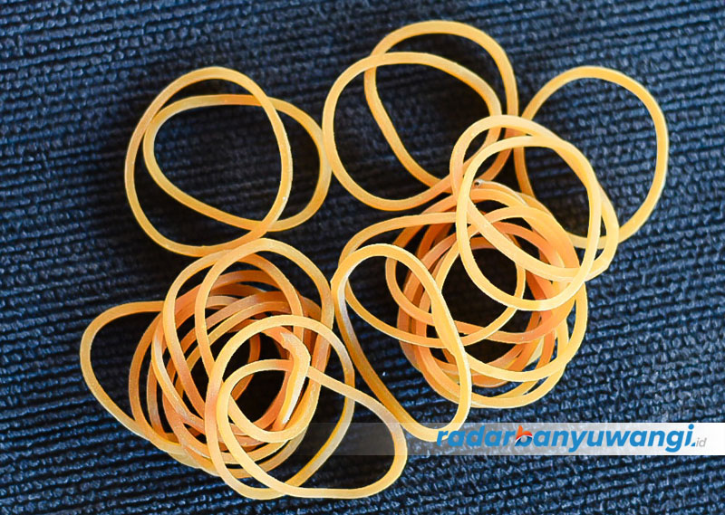 SEPELE: Sebendel karet gelang warna kuning ini sangat murah dan mudah dibeli di pasaran.