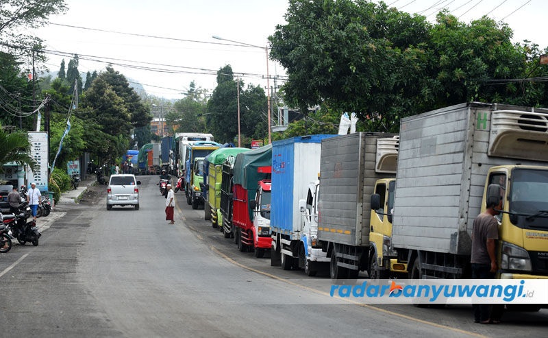 MASIH MACET: Truk bergerak pelan menuju Pelabuhan Ketapang. Hingga Sabtu (8/7), kemacetan panjang masih berlum terurai.