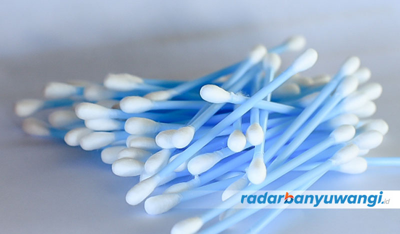 SEDERHANA: Cotton bud tersusun dari silinder/stik plastik mungil dengan pentol dari kapas.