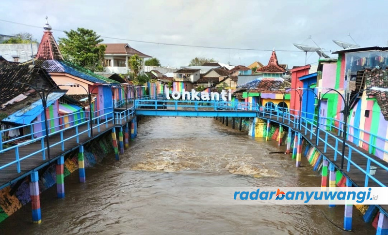 SEMOGA TETAP NORMAL: Kondisi sungai Kalilo yang membelah Kota Banyuwangi, Jumat (7/7). Meski curah hujan cukup tinggi, namun debit air di Kalilo masih terbilang normal.