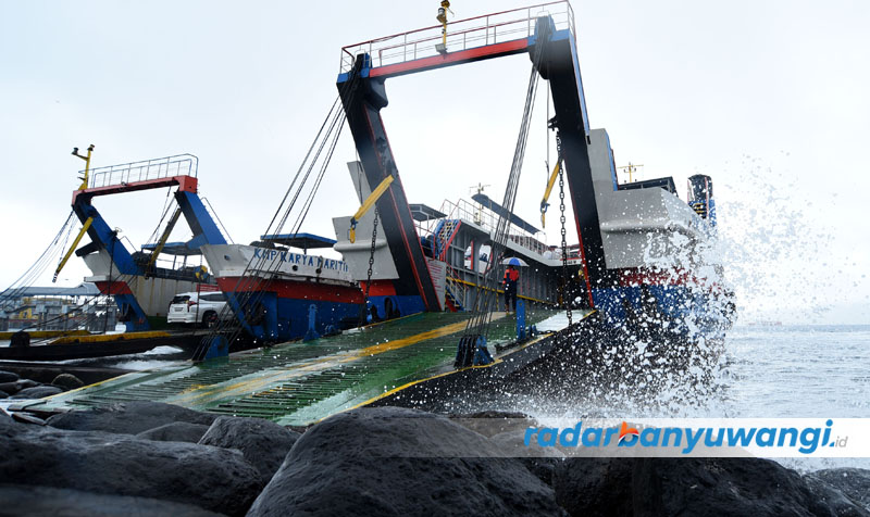 Dua kapal bersandar di dermaga LCM Pelabuhan Ketapang untuk mengangkut penumpang meski gelombang dan arus tinggi, Jumat (7/7).