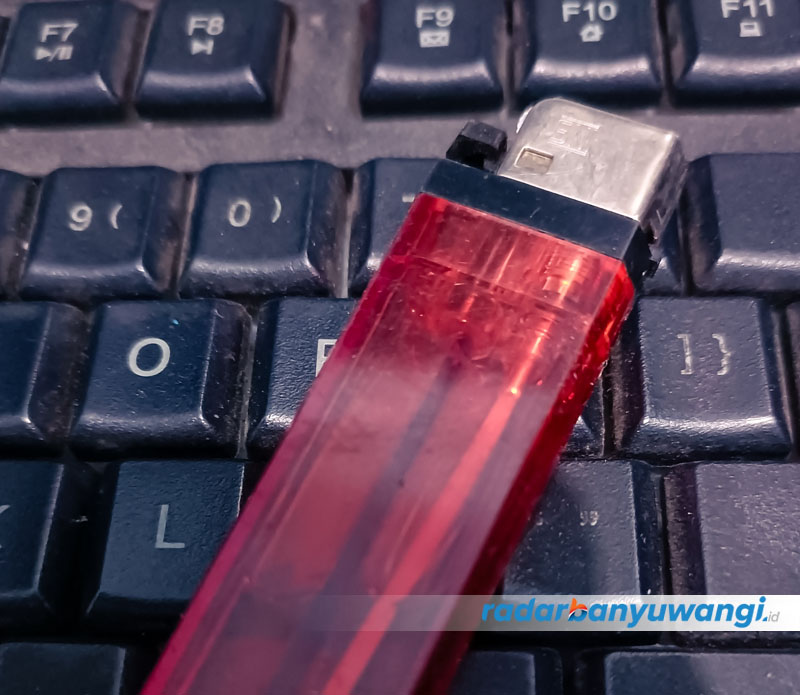 BAWAAN WAJIB: Korek api biasanya selalu dibawa oleh kalangan perokok.