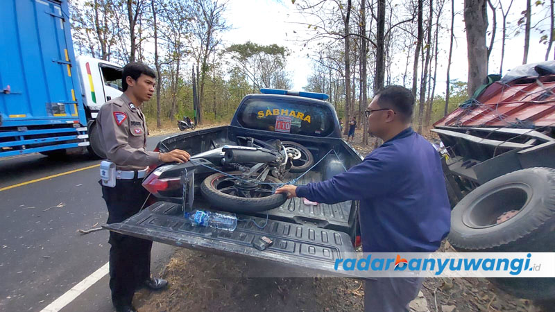 LAKA LANTAS: Anggota Kanitlaka Polres Situbondo mengevakuasi motor milik pasutri Syaiful Syafii dan Fitria Ningsih, warga Kampung Gudang, Desa/Kecamatan Kapongan di Jalan Raya Hutan Baluran, Situbondo