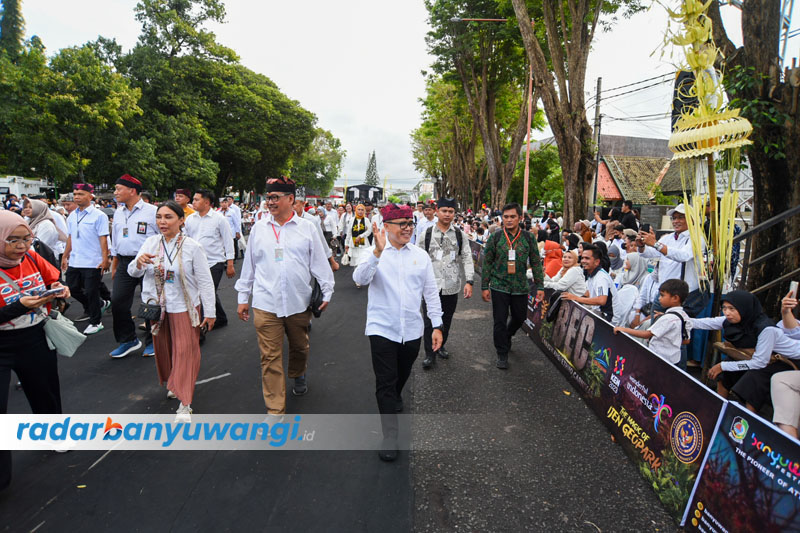 PELOPOR: Menteri PAN RB Abdullah Azwar Anas menyapa penonton BEC 2023 di kawasan RTH Blambangan, Sabtu (8/7).