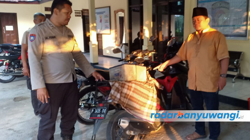 TUNJUK BB: Anggota Polsek Kota Situbondo, bersama korban, Sandiyono (kanan) warga Dusun Kotakan Tengah, Desa Kotakan, Kecamatan /Kota Situbondo, di halaman Mapolsek Kota Situbondo, Minggu (9/7).