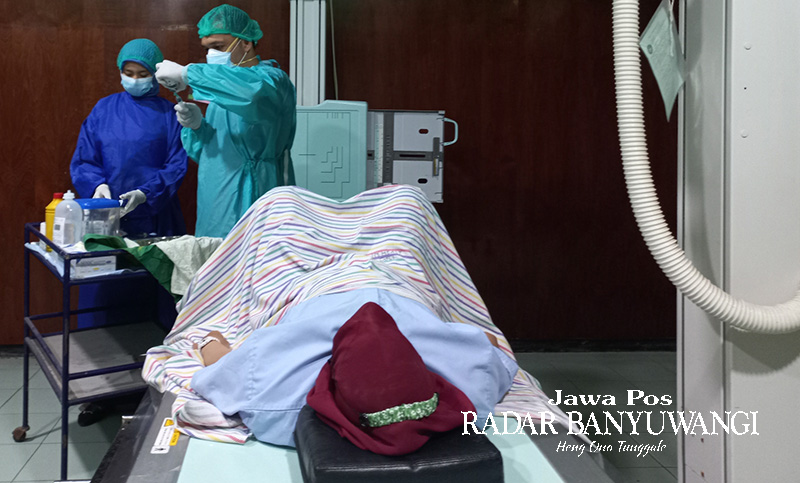 RADIOLOGI: dr. Mochammad Nizam Fahmi Sp.Rad melakukan tindakan HSG di RSIF Banyuwangi.