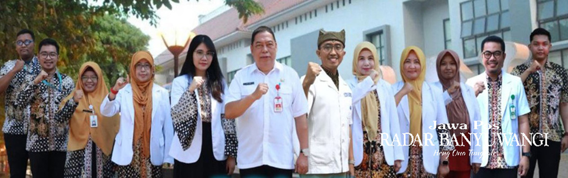 MANAJEMEN: Jajaran RSUD Blambangan berpose dengan slogan