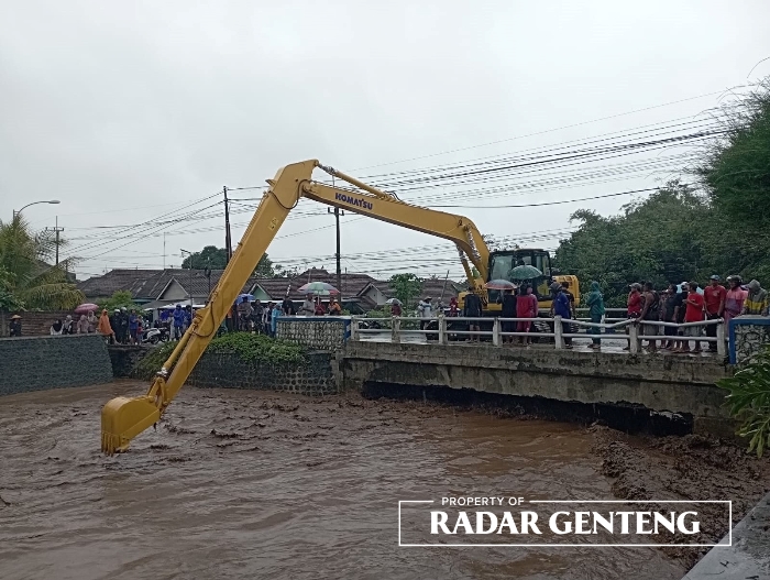 BAHAYA: Ada pilar besar di bawah Jembatan Garit di Desa Alasmalang, Kecamatan Singojuruh yang menyebabkan penyumbatan, Jumat (7/7).