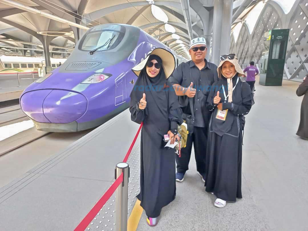 NYAMAN: Kunti Maulidatas Safroh bersama kerabatnya usai menikmati perjalanan di atas kereta cepat dari Makkah menuju Jeddah