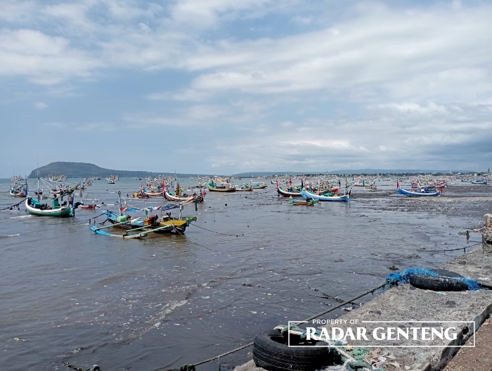 OMBAK TINGGI: Perahu dan kapal milik nelayan bersandar di Pelabuhan Dusun Palurejo, Desa Tembokrejo, Kecamatan Muncar, karena cuaca tidak bersahabat, Minggu (9/7).