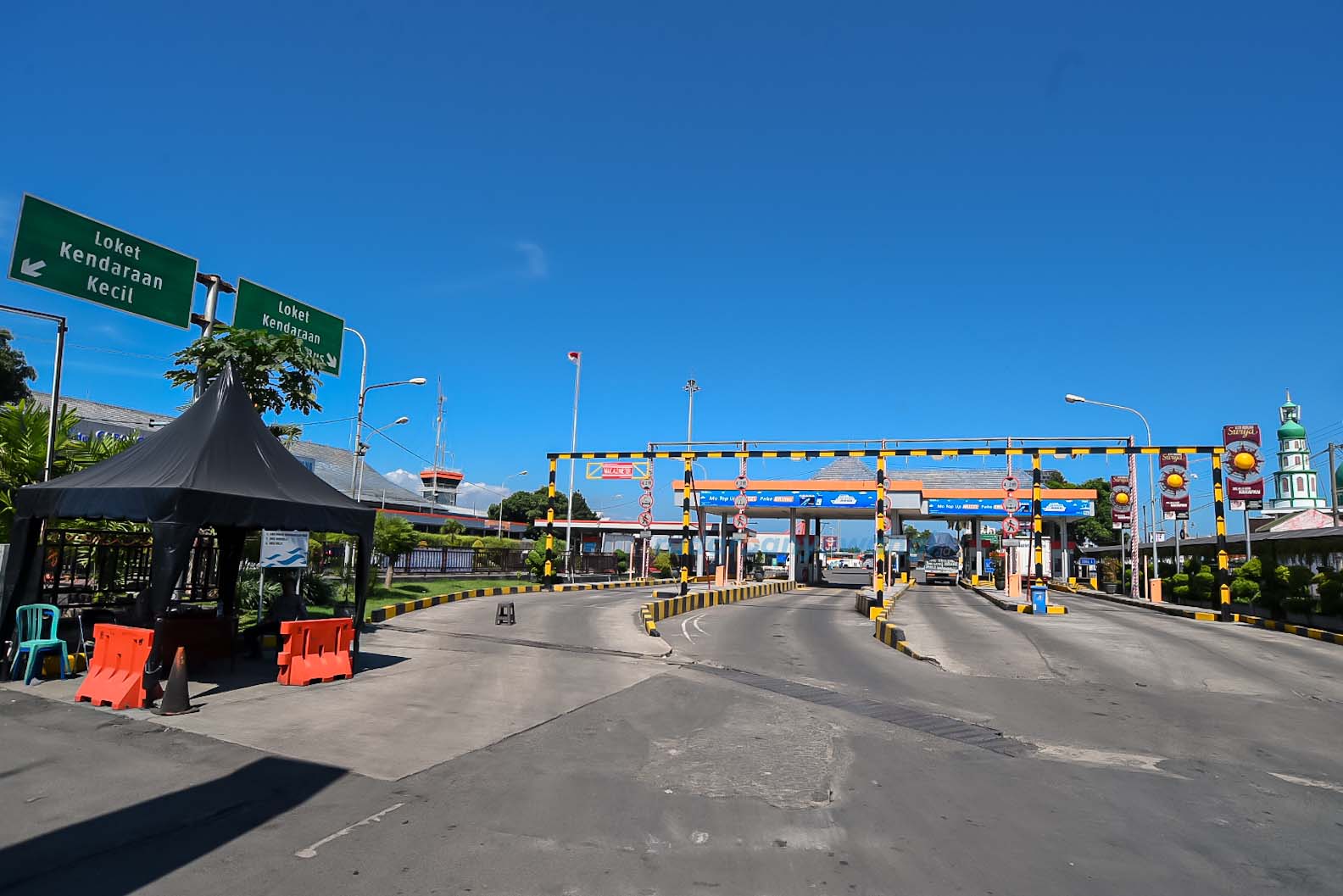 TAK LAGI ANTRE: Pintu masuk Pelabuhan ASDP Ketapang terlihat lengang mulai kemarin (10/7). Hanya beberapa mobil pribadi yang masuk ke pelabuhan.