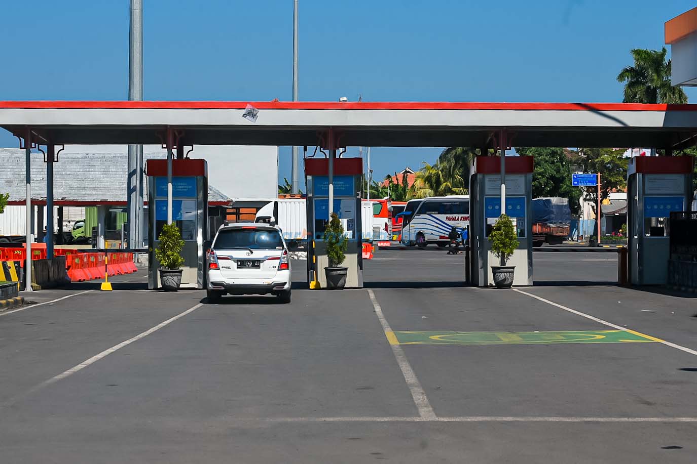 LANCAR : Gerbang masuk menuju dermaga pelabuhan Ketapang Banyuwangi terlihat lengang