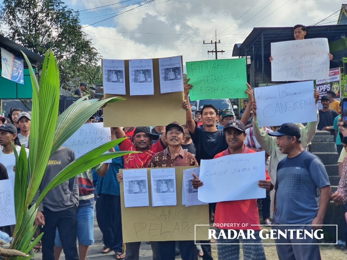 MINTA KETEGASAN: Warga Dusun Sambungrejo, Desa Bayu, Kecamatan Songgon menggelar aksi menuntut Kades Sugito menindak oknum warga yang menghalangi program TORA, Senin (10/7).
