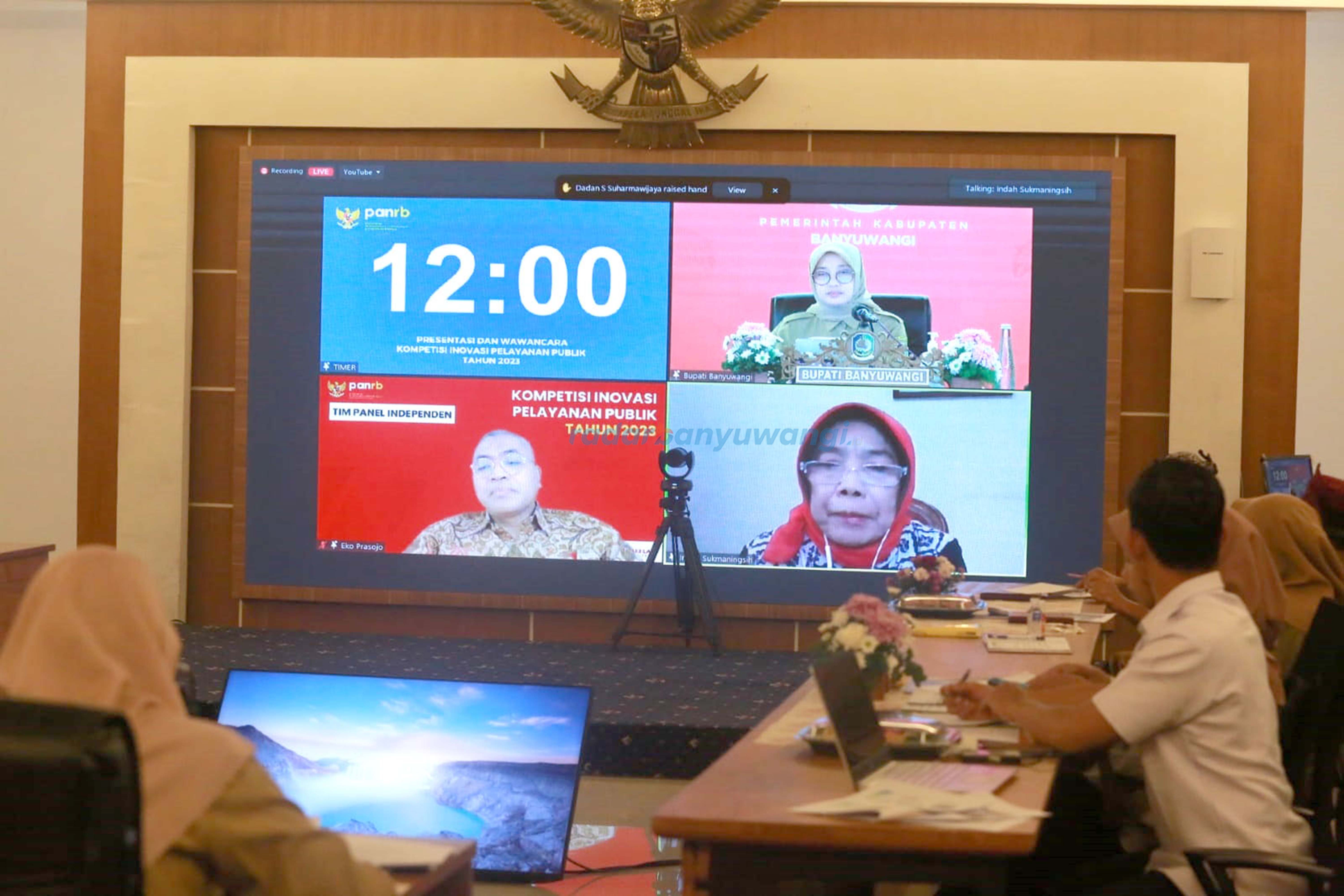 MENUJU TOP 45: Bupati Ipuk mempresentasikan secara daring dua inovasi pemkab kepada tim panelis yang ditunjuk Kemenpan-RB.
