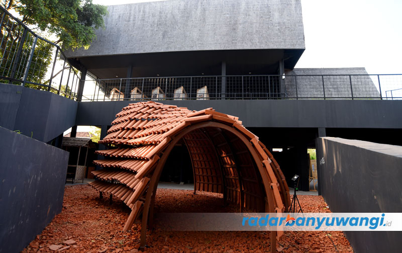 MERAH: Instalasi Genteng Nglayur dipamerkan di sisi depan arena Festival Arsitektur Nusantara di Gedung Juang 45 Banyuwangi.