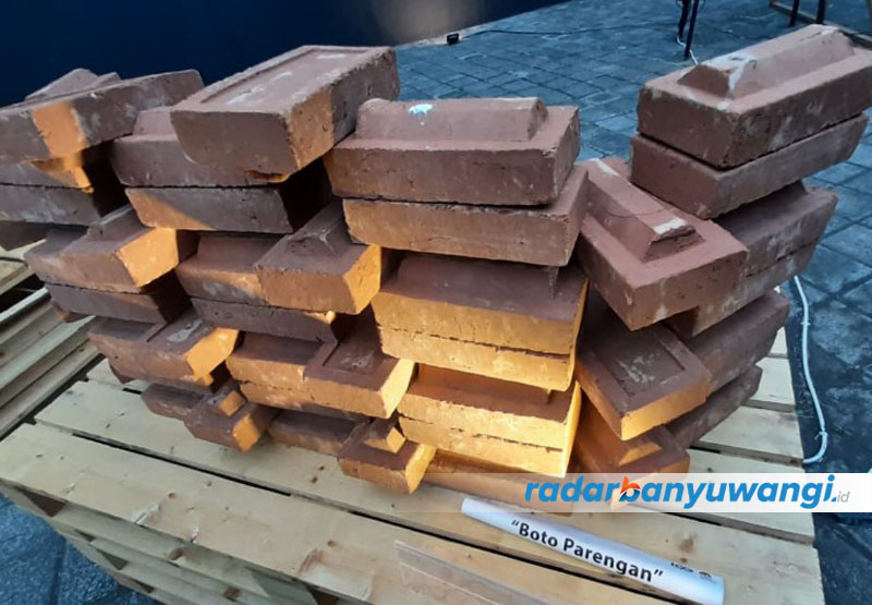 MIRIP ATAP JAWA: Bata Parengan berbentuk trapesium. Ada sisi yang menonjol, ada sisi yang agak berlubang.