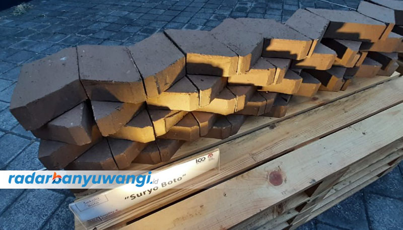 KETUPAT: Suryo Boto merupakan batu bata berbentuk jajaran genjang.