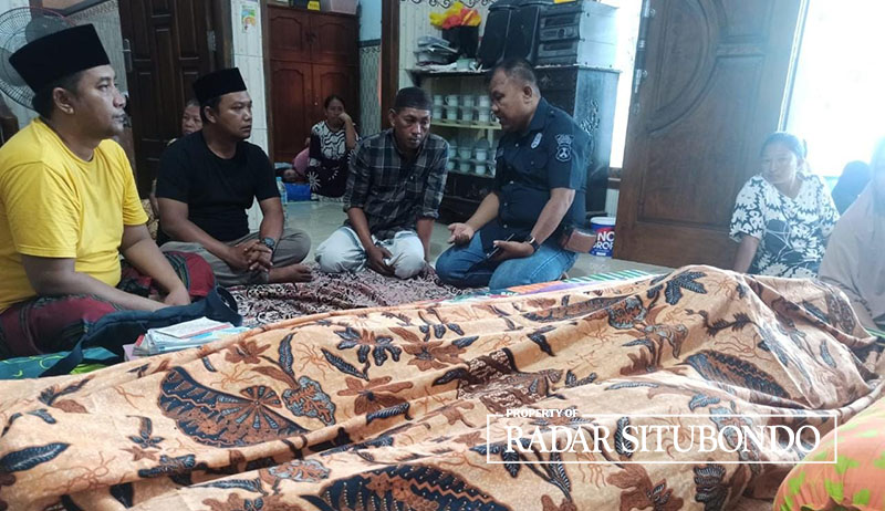 BERDUKA: Deki Agus Astanto, 45, (tiga dari kiri) ayah kandung Muhammad Raissya Akbar Firdaus, warga Dusun Patukangan, Desa Pesisir, Kecamatan Besuki, membacakan surat Yasin di dekat Almarhum.
