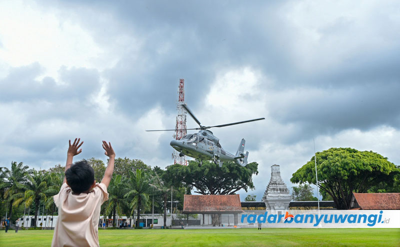 Helikopter milik TNI Al Melakukan pendaratan di Taman Blambangan. Banyak warga untuk melihat dan mengabadikan momen tersebut.