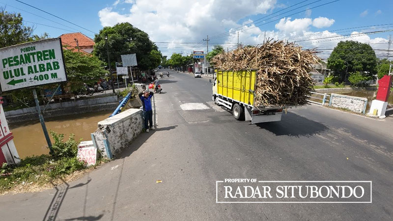 SEGERA DIRENOVASI: Kendaraan mengangkut tebu melintasi  jembatan di Jalan Wijaya Kusuma, Kelurahan Dawuhan, Kecamatan Kota, Situbondo, Rabu (12/7).