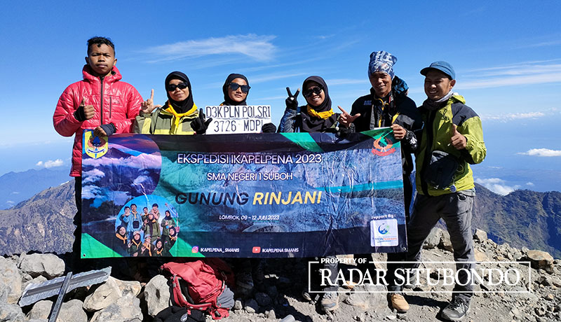 Para pecinta alam dari SMAN 1 Suboh foto bersama usai menaklukkan Gunung Rinjani, Nusa Tenggara Barat.