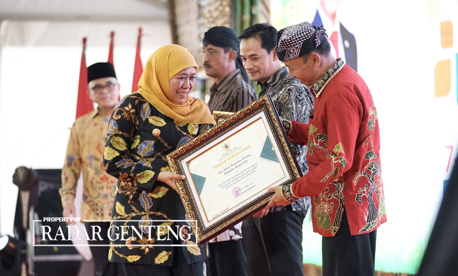 PRESTASI: Kades Setail Saifudin menerima piagam penghargaan dari Gubernur Jawa Timur Khofifah Indar Parawansa.