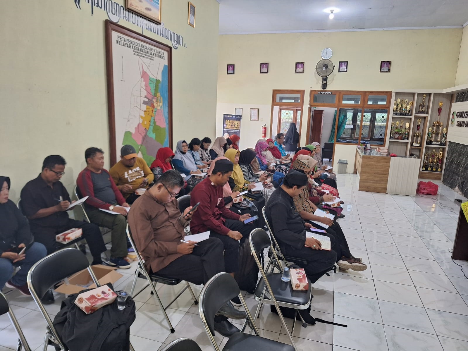 KOORDINASI: Seluruh kepala sekolah di Kecamatan Banyuwangi dan Giri mendapat arahan dari Kepala Korwilkersatdik Banyuwangi Janoto terkait isu pembelian buku paket yang mahal.
