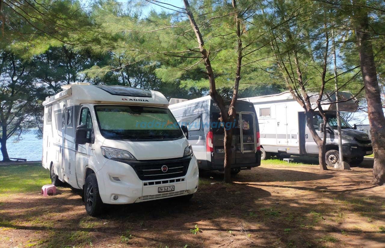 WISATAWAN ASING: Rombongan wisman dari Nomaden Tourisme mengunjungi Grand Watudodol (GWD) akhir pekan