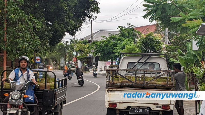 TIDAK ADA PENGURANGAN: Pertamina tetap melakukan pengiriman elpiji sesuai dengan kuota yang telah ditentukan. Di Banyuwangi, kuota harian mencapai 60.000 tabung gas.