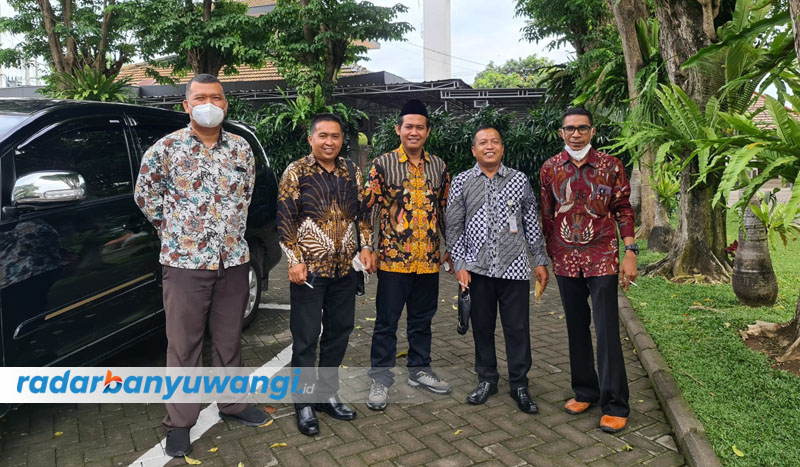 KOMISIONER BAWASLU: (dari kiri) Joyo Adikusumo, Aksan Mustofa, Anang Lukman Afandi. Hamim, dan Adrianus Yansen Pale  dinyatakan lolos tes tulis dan psikologi, Jumat (14/7).