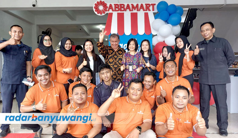 LOYAL: Basuki Utomo Eko Putro (tengah baju batik) bersama keluarga berfoto dengan staf Abba Mart yang berlokasi di Jalan Banterang, Kelurahan Temenggungan, Banyuwangi.