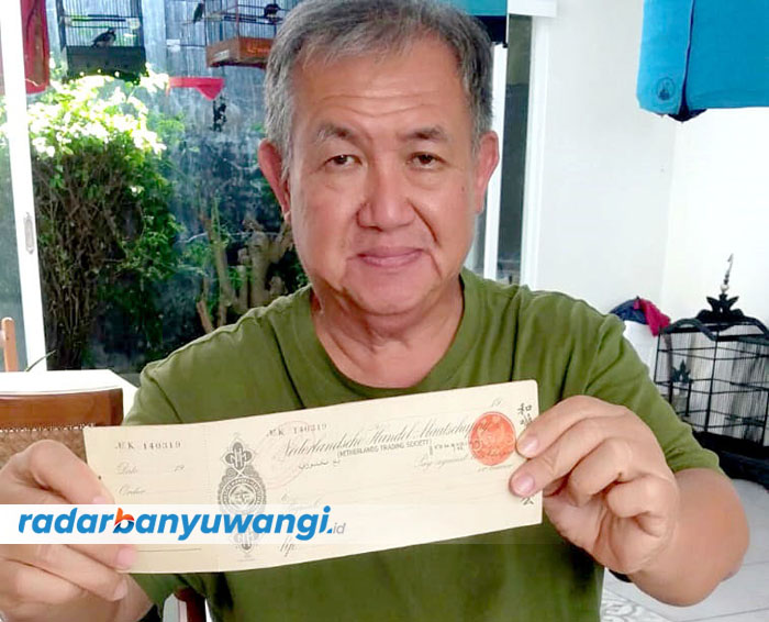 KOLEKSI: Owner Abba Mart Basuki Utomo Eko Putro menunjukkan cek kuno empat bahasa milik sang kakek, Oei Ei Pin.
