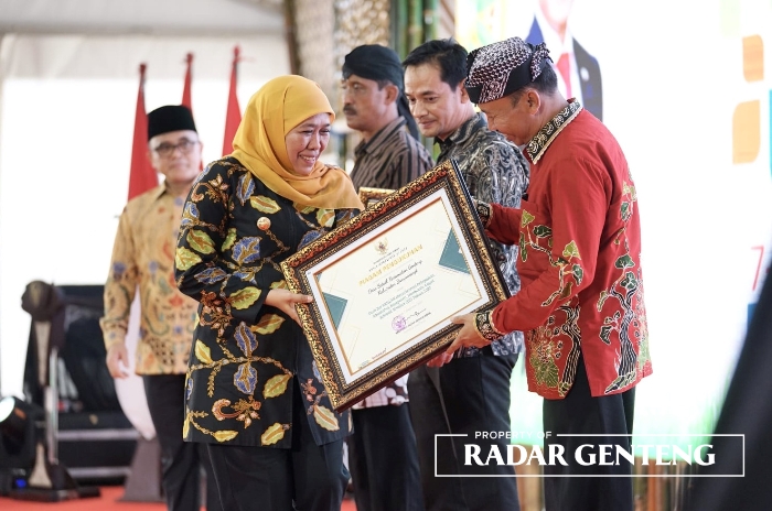 PRESTASI: Kades Setail Saifudin menerima piagam penghargaan dari Gubernur Jawa Timur  Khofifah Indar Parawansa
