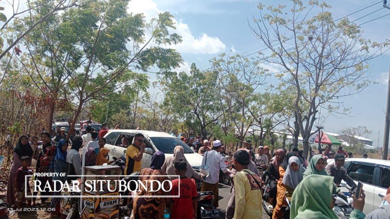 MENUTUP JALAN: Rombongan penjemput Jamaah Haji memadati Jalan Moncel, Desa Klampokan, Kecamatan Kapongan, Situbondo, Jumat (13/7).