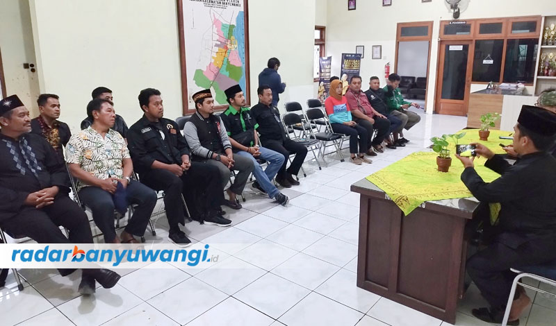 KOORDINASI: Sejumlah perguruan silat mengikuti rapat pembahasan pembongkaran tugu di kantor UPTD Pendidikan Banyuwangi, Jumat (14/7).