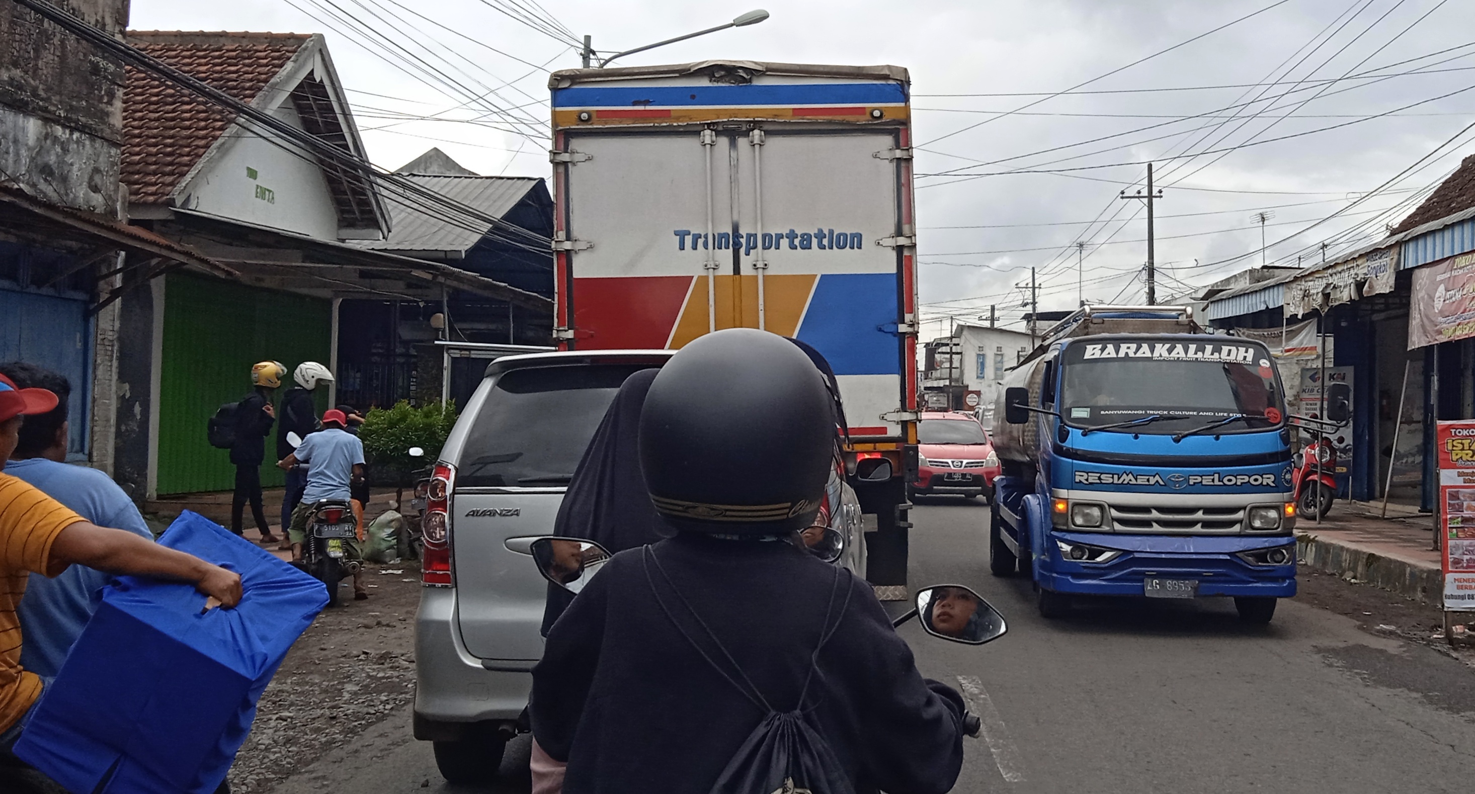 MACET: Jalan raya depan Stasiun Kalisetail di Dusun Krajan, Desa/Kecamatan Sempu selalu macet setiap kareta datang, Jumat(14/7).