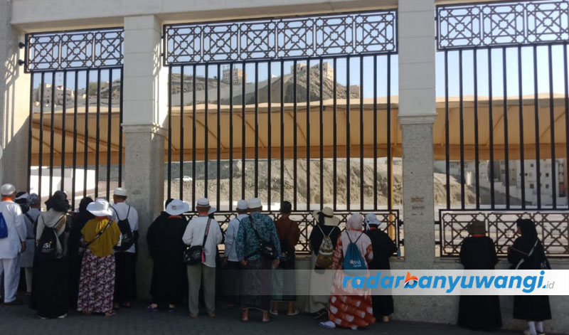 ZIARAH: Jemaah haji dari Banyuwangi mengunjungi kompleks pemakaman Ma&rsquo;la, Jumat (14/7).