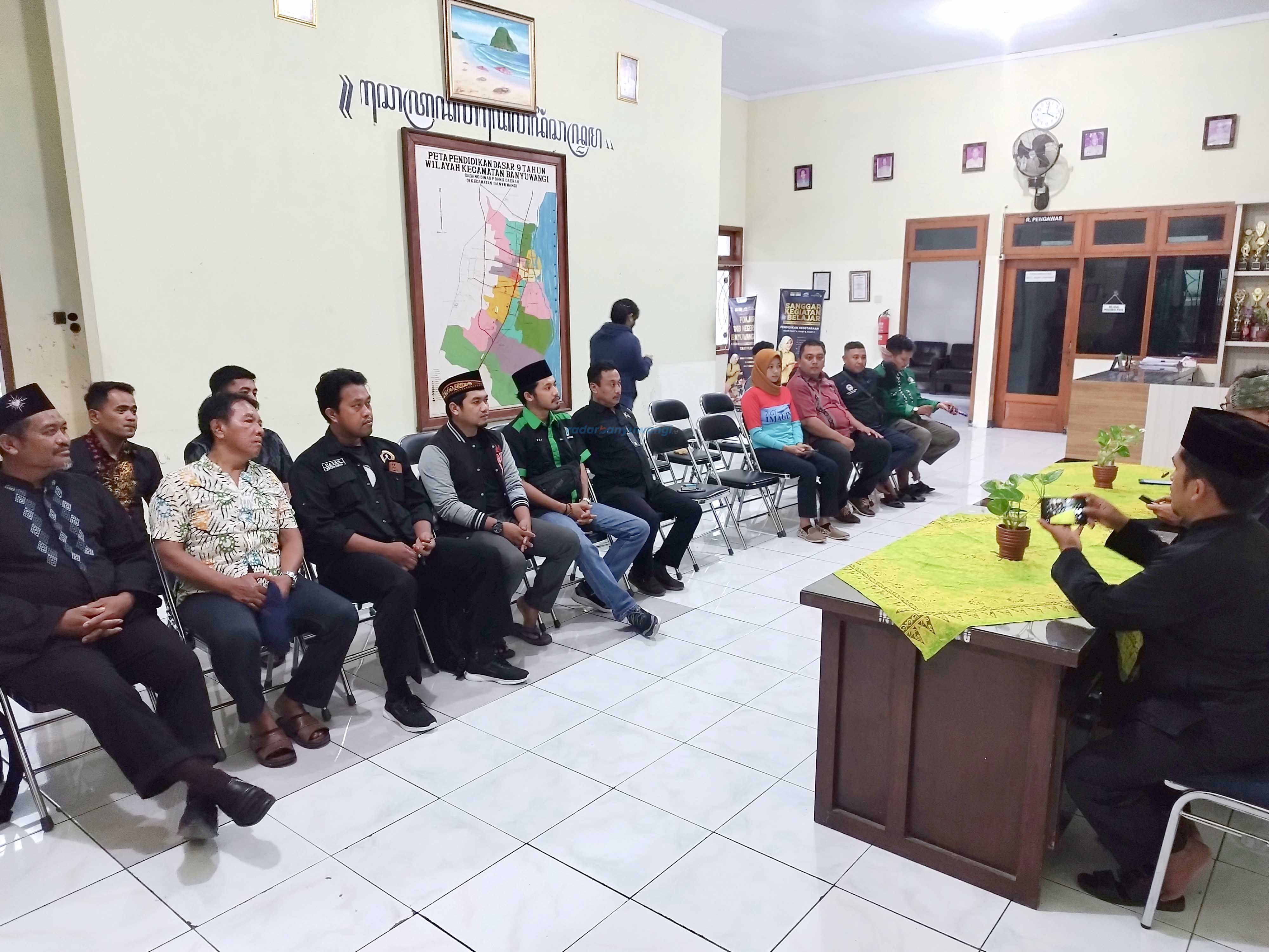 KOORDINASI: Sejumlah perguruan silat mengikuti rapat pembahasan pembongkaran tugu di kantor UPTD Pendidikan Banyuwangi