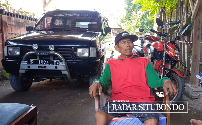 SAMPAIKAN KECURIGAAN: Suhaddam Ayah Kandung Sugi Mukti, 17, warga Dusun Tanjung Banun, Desa/Kecamatan Mangaran, Situbondo.