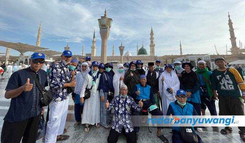 CITY TOUR:  Jemaah haji Banyuwangi yang tergabung dalam KBIHU Khoiru Ummah berfoto dengan latar Masjid Ghamamah di Madinah, Minggu (16/7).